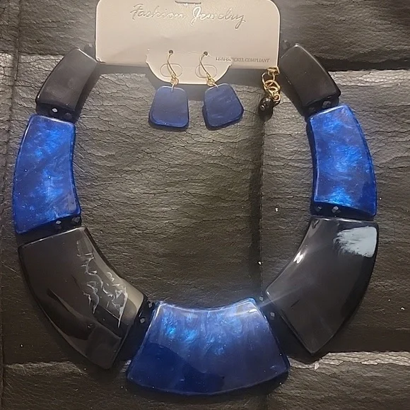 Elegant Blue and Black Necklace And Earrings Set plus a matching bangle bracelet - Picture 4 of 6